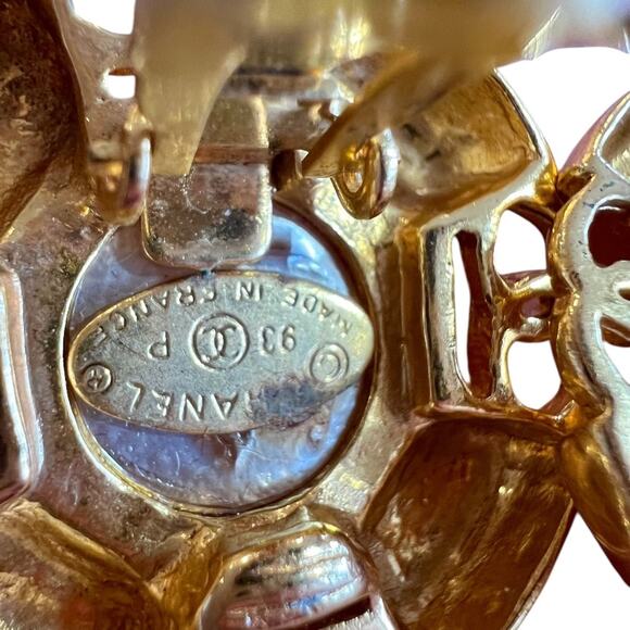 CHANEL Vintage CC Round Button Faux Pearl Clip-On Earring - Picture 6 of 10